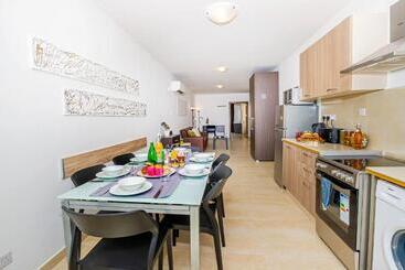 Summer Breeze Comfort Sunny Apartments Close To The Sandy Beaches By Getawaysmalta