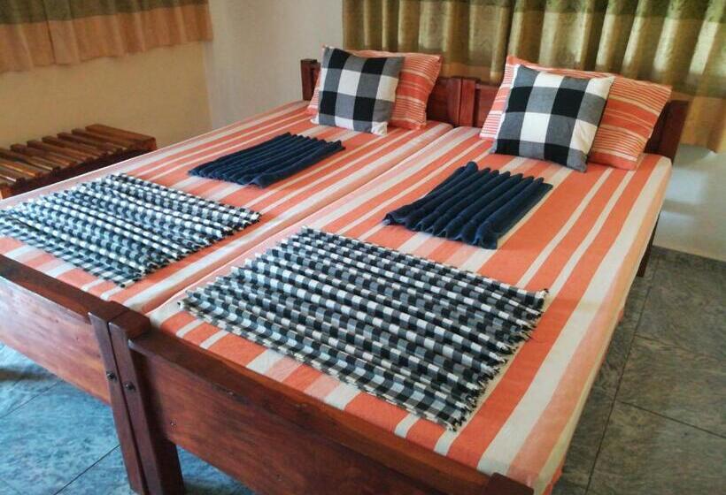 هتل Travelers Holiday Resort