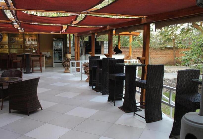 هتل Casa Mia Lodge & Restaurant