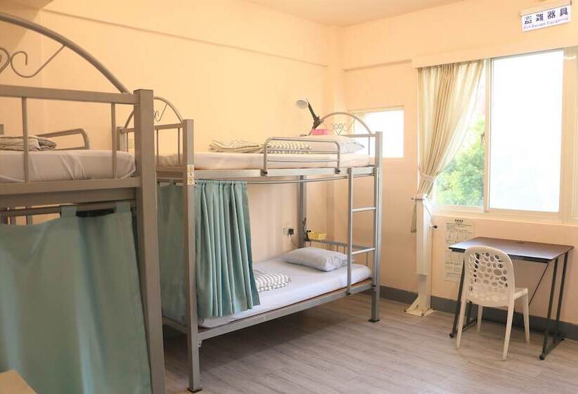 On My Way Taipei Hostel