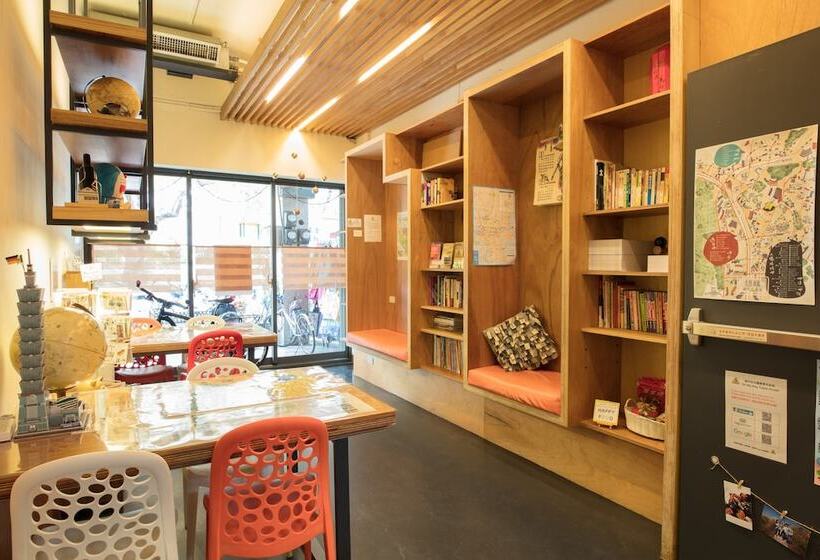 On My Way Taipei Hostel