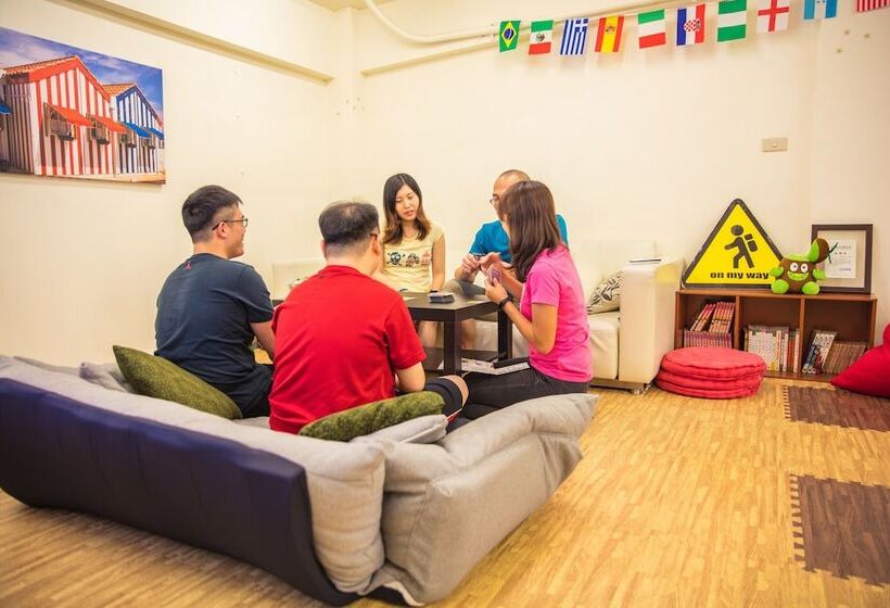 On My Way Taipei Hostel