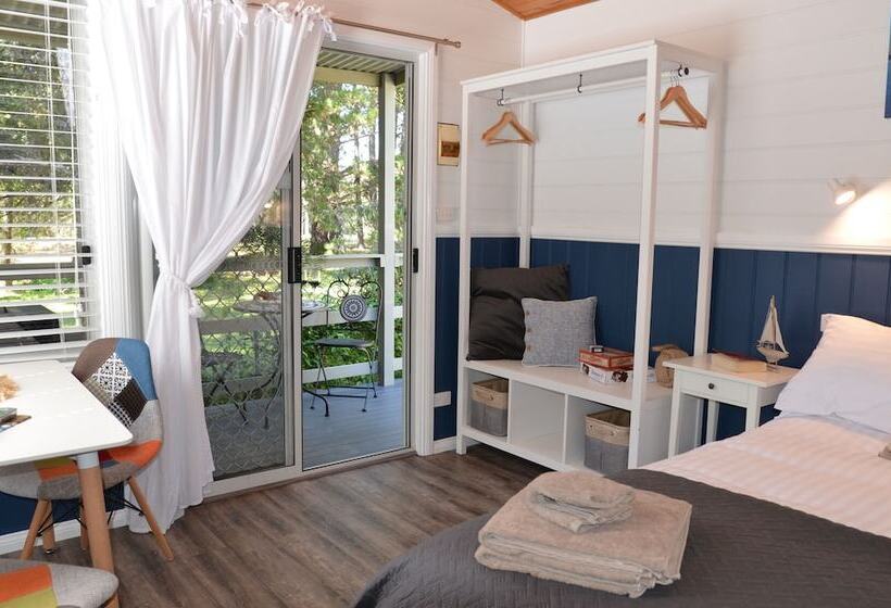 Отель Jervis Bay Cabins & Hidden Creek Campsite