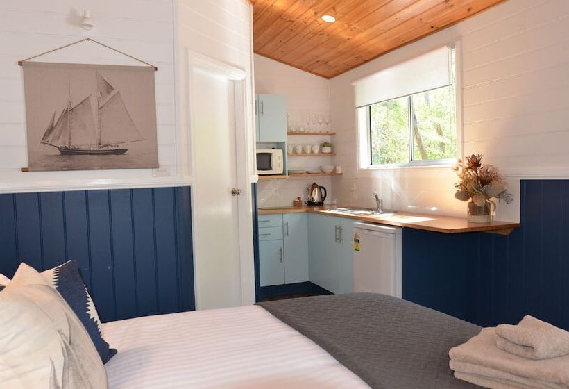 Отель Jervis Bay Cabins & Hidden Creek Campsite