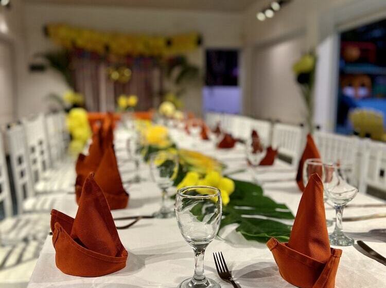 هتل Mg Cocomo Resort Vanuatu