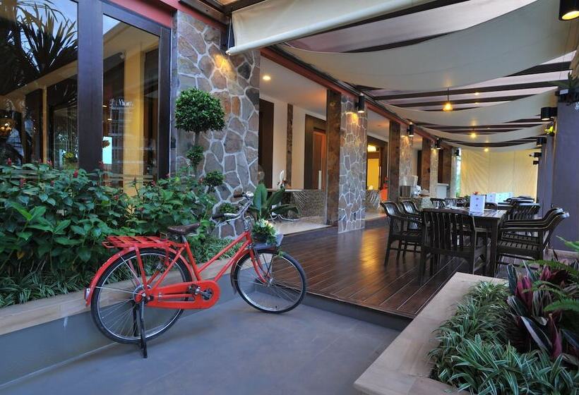 هتل The Charm Boutique Resort