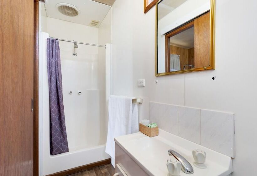 Отель South Goulburn Caravan Park