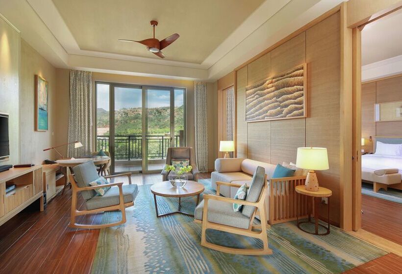 هتل Hilton Yuxi Fuxian Lake