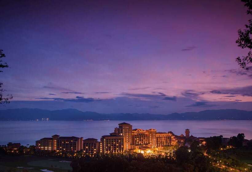 هتل Hilton Yuxi Fuxian Lake