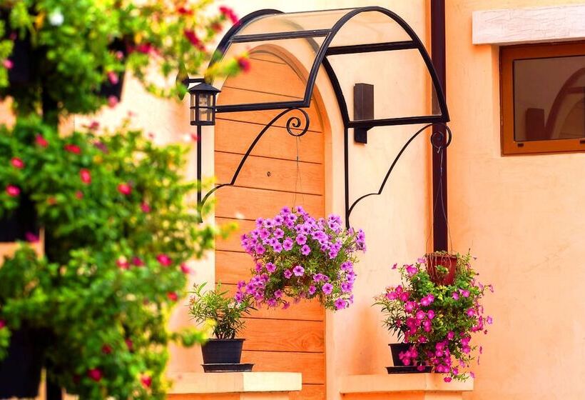 هتل Toscana Town Square Suites