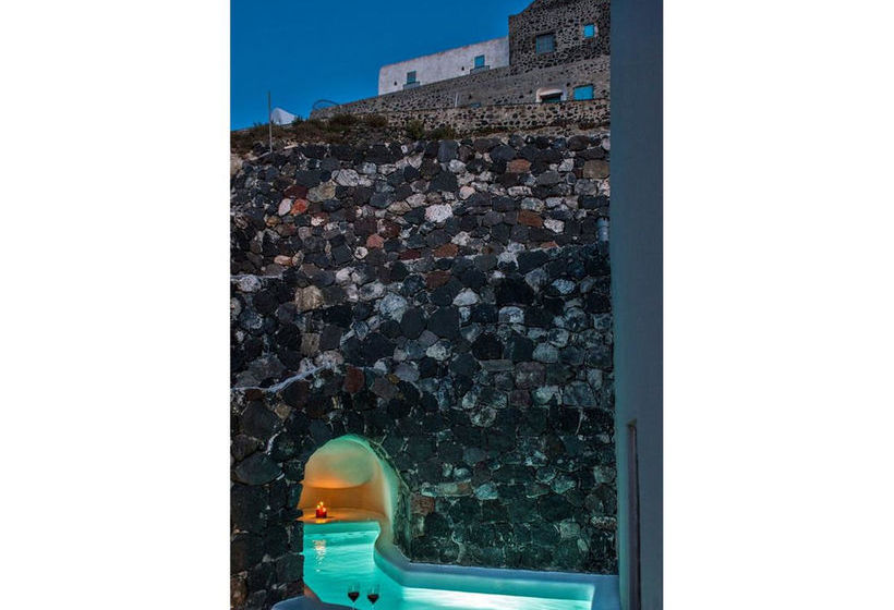Luna Santorini Suites