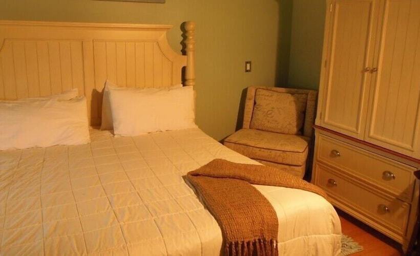 مبيت وإفطار The Collins Inn And Seaside Cottages   Adults Only