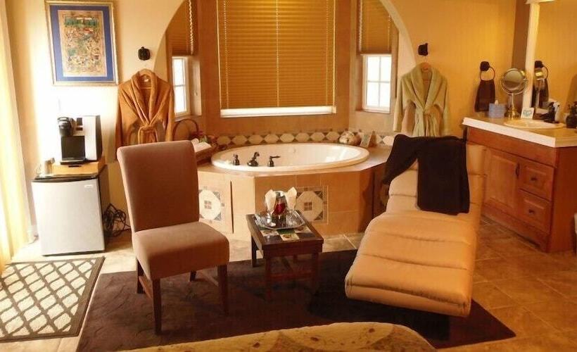 مبيت وإفطار The Collins Inn And Seaside Cottages   Adults Only