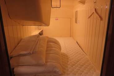 هتل کپسول Oak Hostel Cabin