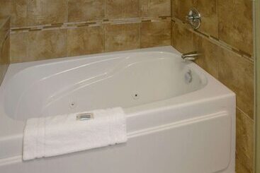 هتل Grand Forks Lodge And Suites