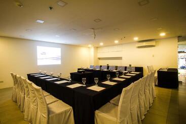 Jade Hotel And Suites