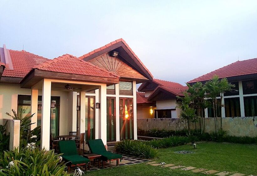 استراحتگاه Borneo Beach Villas