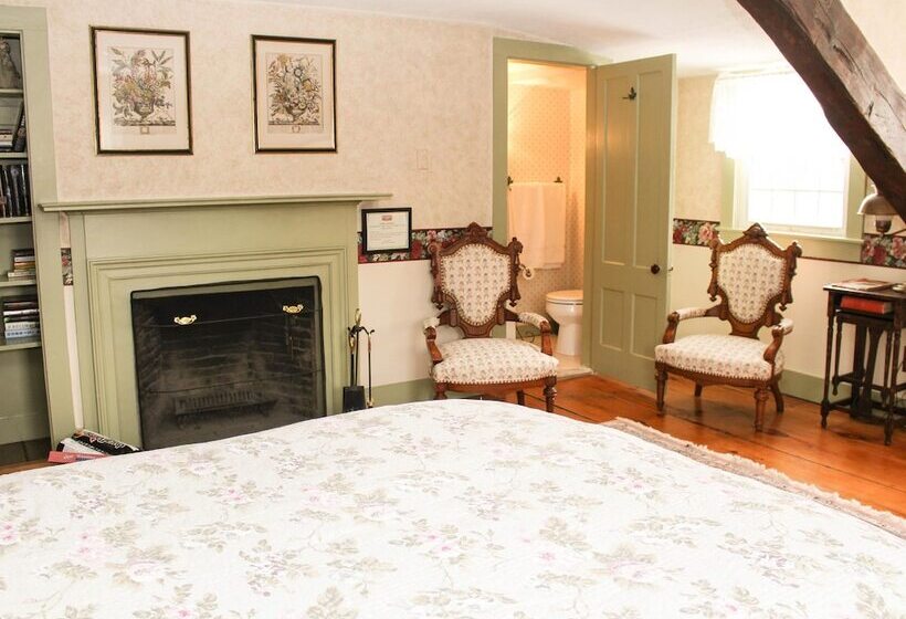 تختخواب و صبحانه The Nutmeg Inn