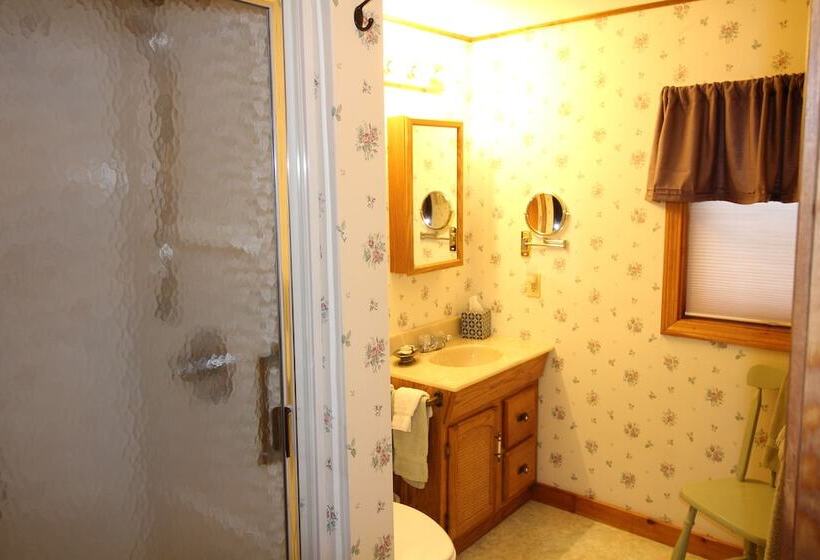 تختخواب و صبحانه The Nutmeg Inn