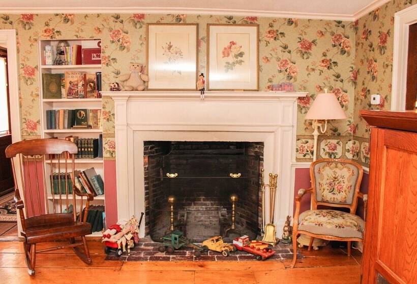 تختخواب و صبحانه The Nutmeg Inn