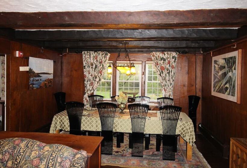 تختخواب و صبحانه The Nutmeg Inn