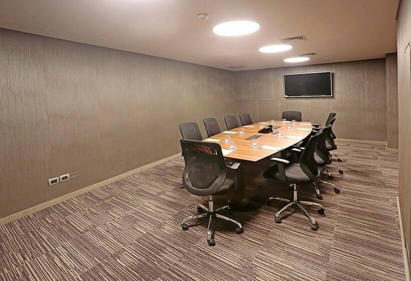 Отель Doubletree By Hilton Santiago Kennedy