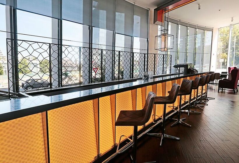 Отель Doubletree By Hilton Santiago Kennedy