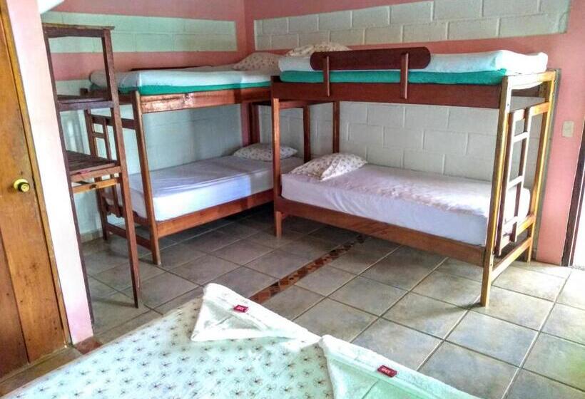 هتل Hostal Capurgana