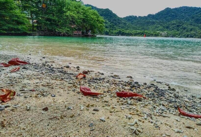 هتل Hostal Capurgana