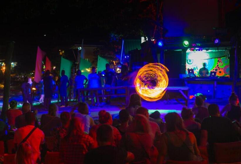 هتل Ibiza Phi Phi