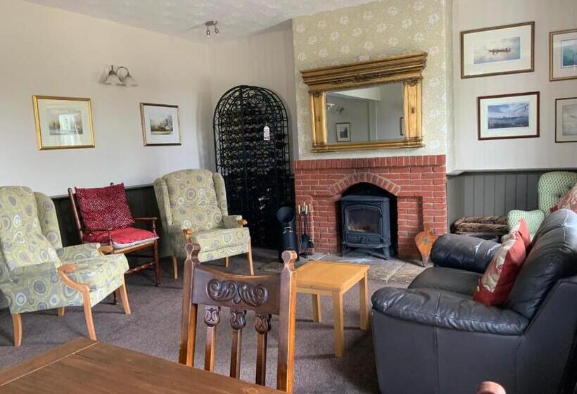 בית מלון כפרי The Red Lion Inn