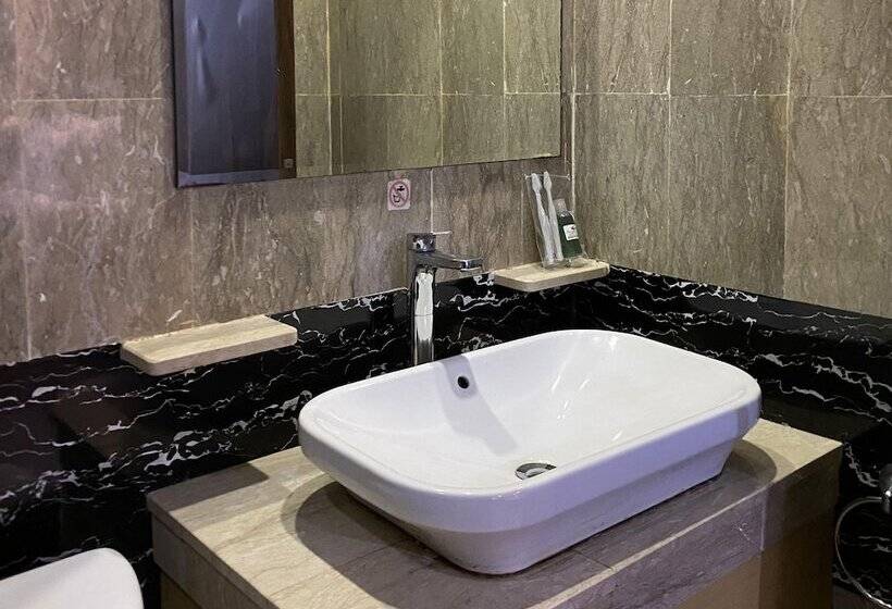 Travellers Hotel Phinisi