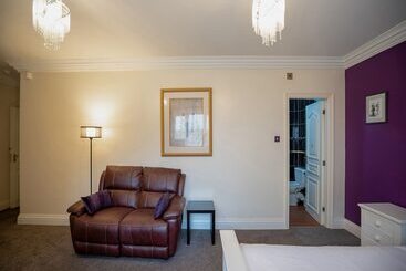 Pension Halebarns House - Airport Boutique