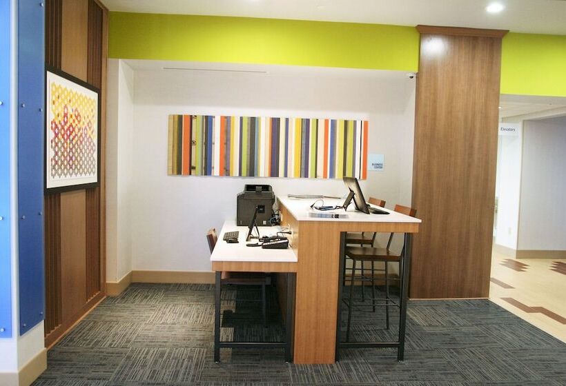 ホテル Holiday Inn Express & Suites Clarion, An Ihg