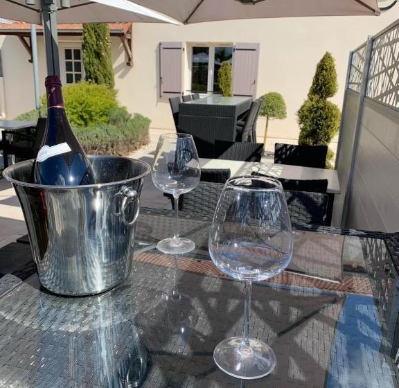 Отель Hôtel Le Clos Badan