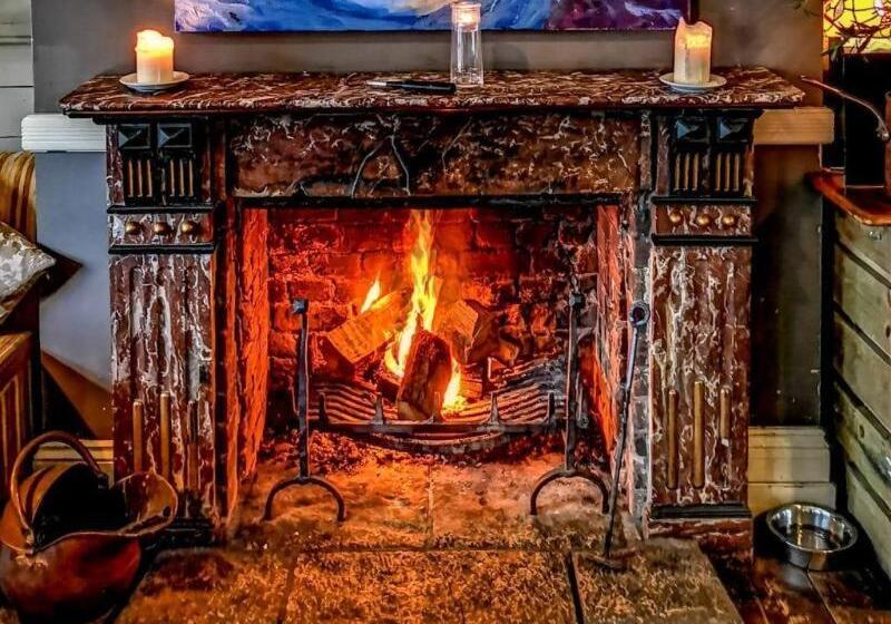 Ox Hotel, Bar, & Grill