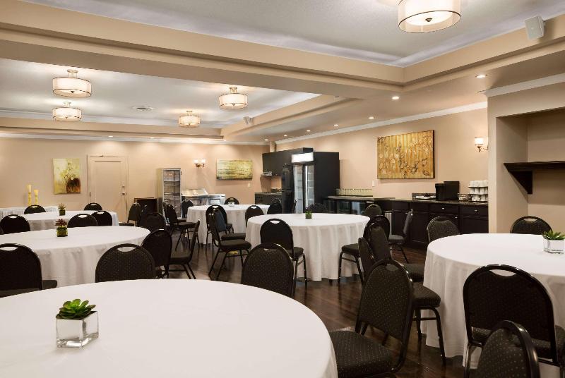 هتل Ramada By Wyndham Emerald Park/regina East