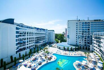 هتل Chaika Beach Resort