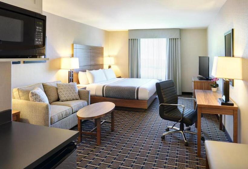 Отель Pomeroy Inn And Suites Vermilion