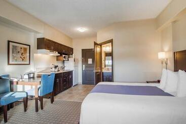 هتل Kindersley All Suites