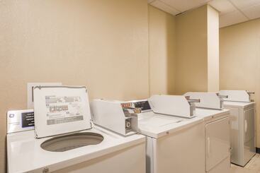 هتل Kindersley All Suites