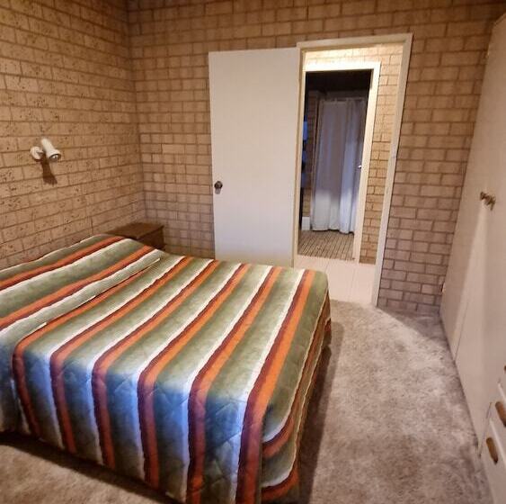 Lone Pine Motel