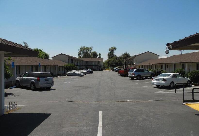 Hi Way Host Motel