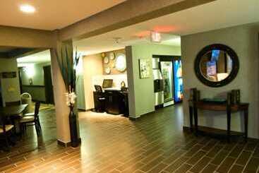 هتل Stoughton Western Star Inn & Suites