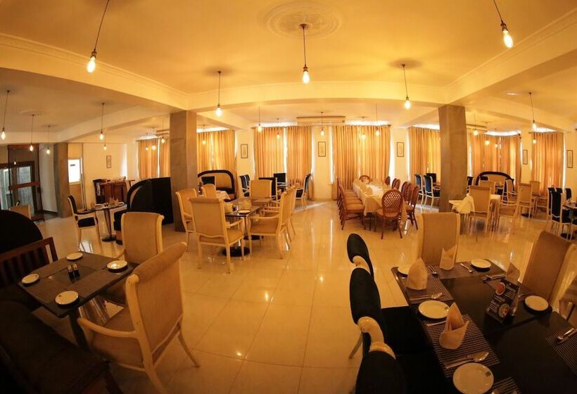هتل The Royal Mall Kandy