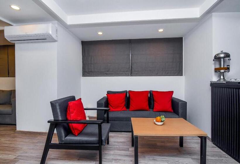 Fotos del hotel Oyo Premium C Scheme Ahinsa Circle:  14