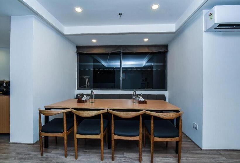 Fotos del hotel Oyo Premium C Scheme Ahinsa Circle:  28