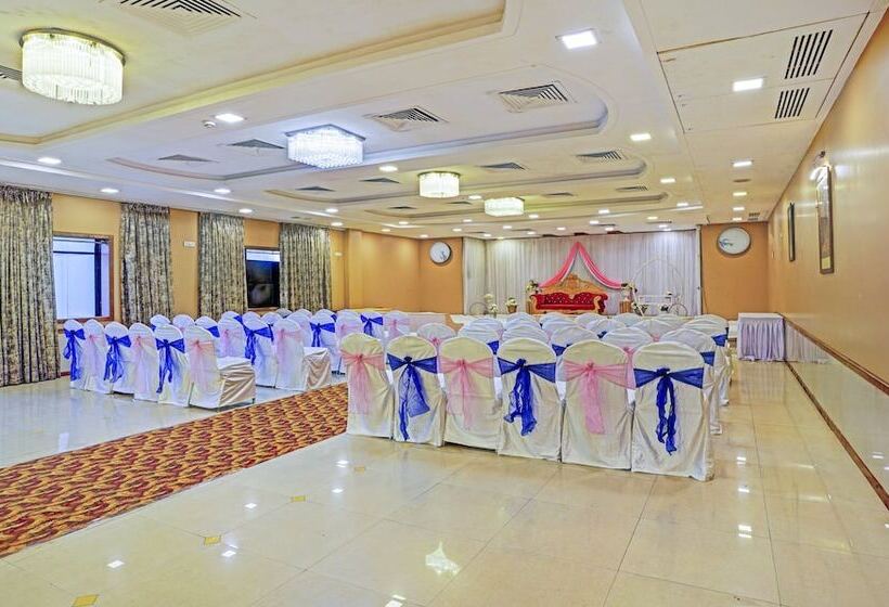 호텔 Treebo De Grandeur Anand Nagar