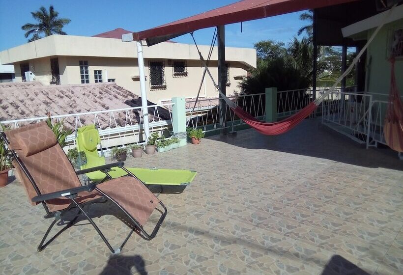 پانسیون The Red Hut Inn
