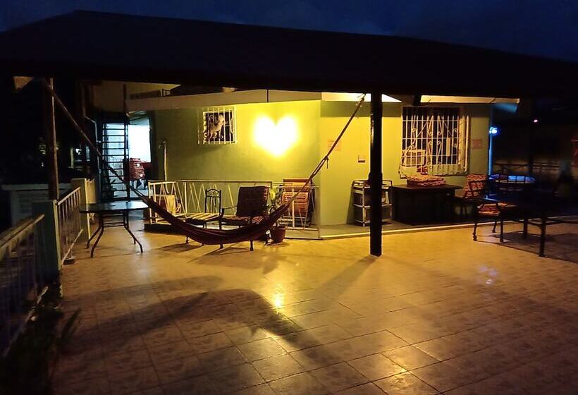 پانسیون The Red Hut Inn